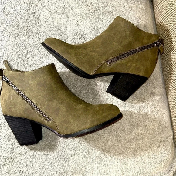 NWOT TORRID Side Zip Heel Bootie Shoes Size WOMEN 10.5WW OLIVE GREEN IN COLOR - Picture 1 of 9